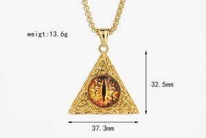 Détail du pendentif triangle hip-hop avec œil de dragon et finition martelée, 13.6g