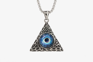 Détail macro du pendentif triangle hip hop argenté avec incrustation d'œil bleu