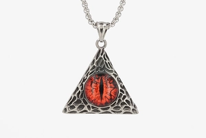 Détail du collier hip hop en acier inoxydable avec un œil de diable rouge dans le pendentif