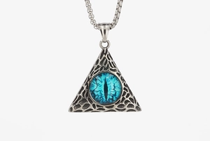 Détail macro du pendentif œil de dragon argenté avec des bords ajourés texturés