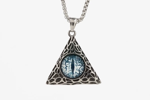 Détail du pendentif œil triangulaire hip hop avec gemme bleue et chaîne acier inoxydable