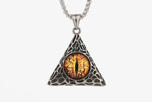 Vue détaillée du pendentif œil de dragon hip-hop avec pupille orange et fini argent