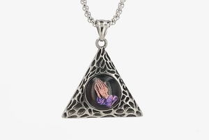 Détail du pendentif triangulaire vintage avec mains en prière et chaîne à billes en acier