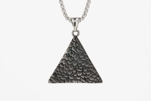 Vue détaillée du pendentif triangulaire hip hop en acier inoxydable avec surface texturée