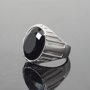 Herrenring aus Edelstahl mit großem ovalem schwarzem Edelstein und geometrischem Design