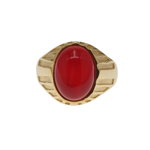 Vintage Herrenring aus goldfarbenem Edelstahl mit großem ovalem rotem Stein Hintergrund