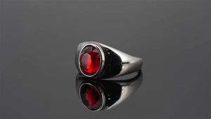 Vista de detalle del anillo vintage de acero inoxidable con una gran gema roja oval