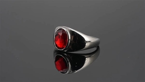 Primer plano de un anillo de acero inoxidable vintage con una gran piedra roja oval