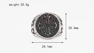 Détail de la bague croix Saint-Benoît vintage, largeur 24,1mm et poids de 20,5g