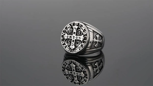 Vue macro d'une bague Saint-Benoît vintage avec détails de croix et finition vieillie