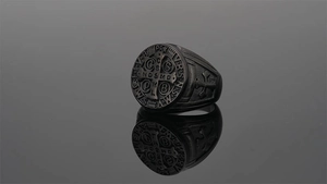 Détail macro de la bague médaille Saint Benoît pour homme en acier inoxydable noir vintage