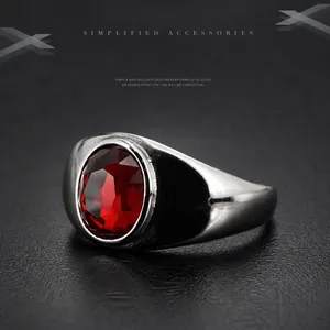 Anillo retro de acero inoxidable con una gran gema roja ovalada facetada estilo vintage