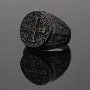 Bague médaille de Saint Benoît pour homme en acier titane antique avec reflet