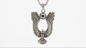 Dettaglio macro del ciondolo ala d'aquila da uomo in acciaio titanio con finitura argento antico