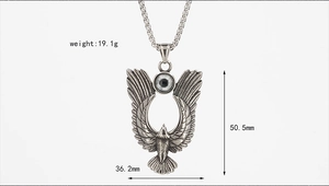 Vista dettagliata del ciondolo aquila da uomo con dimensioni 50,5mm x 36,2mm e peso di 19,1g