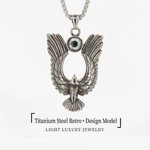 Ciondolo Ali di Aquila in Acciaio al Titanio Vintage Con Design Misterioso Bulbo Oculare Gotico Punk Argento Antico Aquila Ciondolo per Uomo Gioielli