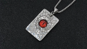 Détail macro du pendentif rectangle gothique avec œil maléfique rouge et fini vieilli