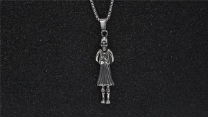 Dettaglio macro della collana con ciondolo zombie gotico in acciaio inox su fondo scuro