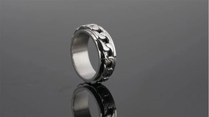 Detail view of silver rotatable spinner ring with polished Cuban chain texture inlay