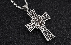 Nahaufnahme des Retro-Edelstahl-Keltenkreuzanhängers mit aufwendiger Gravur in Silber