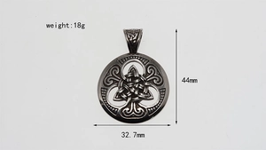 Detalle del colgante nudo celta vikingo con una altura de 44 mm y una anchura de 32,7 mm