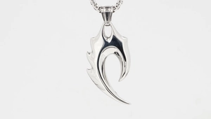 Détail du pendentif dent de loup punk en acier titane poli avec chaîne à mailles