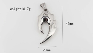 Gros plan du pendentif dent de loup en acier inox montrant 45mm de haut et 16,7g