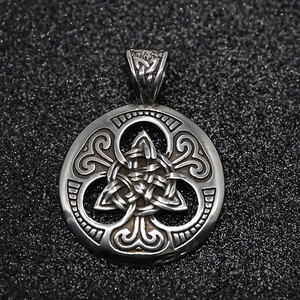 Collar con colgante de nudo celta vikingo vintage en acabado de plata envejecida