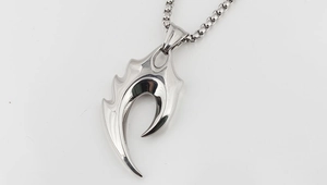 Détail du pendentif dent de loup punk en acier inoxydable argenté avec chaîne box