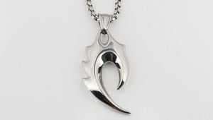 Vue macro d'un pendentif en acier titane style punk avec finition métal polie
