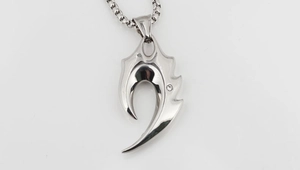 Détail du pendentif dent de loup en acier inoxydable punk avec incrustation de cristal