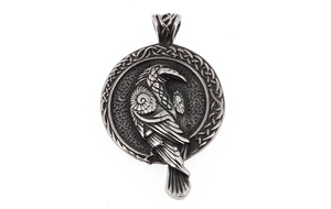 Détail macro du pendentif corbeau viking avec motifs celtiques et finition argent antique
