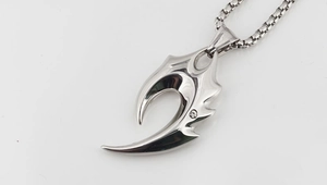 Détail du pendentif croc de loup en acier titane punk avec cristal et chaîne robuste