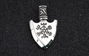 Makroaufnahme des Wikinger Vegvisir Kompass-Anhängers in Vintage-Silber-Optik