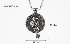 Vue détaillée du pendentif corbeau viking en acier avec nœuds celtiques et dimensions