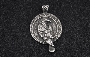Détail du pendentif corbeau viking argenté avec motifs celtiques et finition en métal martelé
