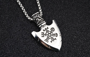 Detailansicht der Wikinger Pfeilspitze mit Vegvisir Kompass Gravur und Edelstahlkette
