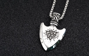 Detaillierte Makroansicht des Wikinger-Schildanhängers mit Valknut-Symbol an Boxkette