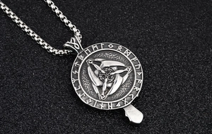Vue détaillée du pendentif Viking cornes d'Odin avec gravures de runes anciennes
