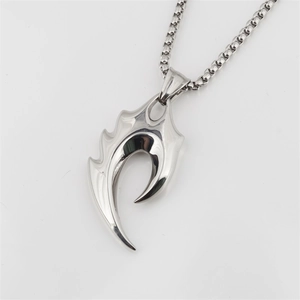 Pendentif dent de loup flamme en acier inoxydable punk avec cristal sur une chaîne à maillons