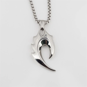 Collier pendentif dent de loup en acier inoxydable argenté poli au design flamme