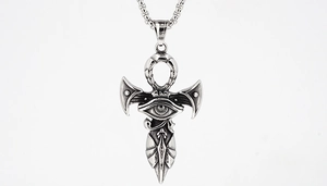 Detail van de Oog van Horus en Ankh-kruishanger met een vintage reliëf zilveren afwerking
