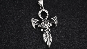 Detail van vintage zilveren Oog van Horus Ankh kruis zwaard hanger op zwart gestructureerd