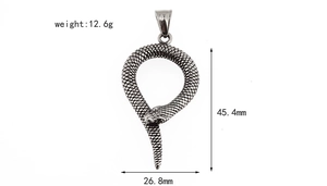 Dimensions du pendentif serpent rétro avec une hauteur de 45,4 mm et un poids de 12,6 g