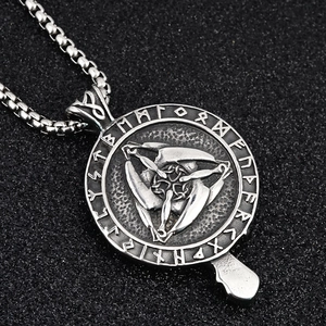 Pendentif Viking vintage en acier inoxydable avec runes nordiques et texture martelée noire