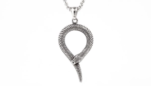 Détail macro du pendentif serpent rétro montrant les textures fines et le fini argent