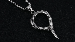 Vue macro d'un pendentif serpent vintage en argent vieilli sur une chaîne de type box