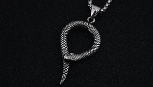 Vue macro du pendentif serpent vintage avec écailles détaillées et chaîne en acier titane