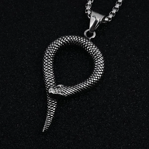 Collier avec pendentif serpent rétro en acier inoxydable argenté et texture détaillée
