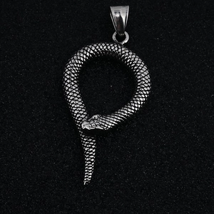Pendentif serpent vintage en argent oxydé avec écailles texturées et style punk